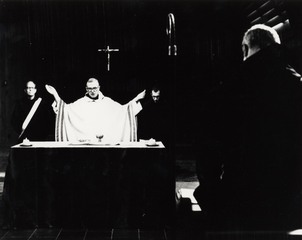 Es_-_priest_at_altar